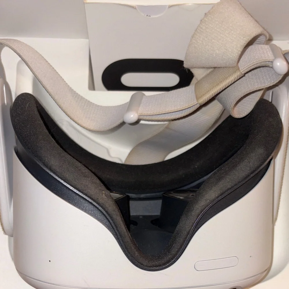 VR Headset with Controllers - White